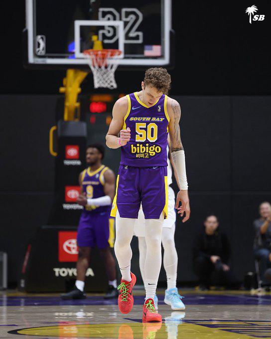 湖人官方宣布和中锋凯勒·凯利签下一份训练营合同